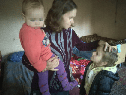 Семье, у которой в Белозерском районе хотели отнять шестерых детей, помогли в Карелии