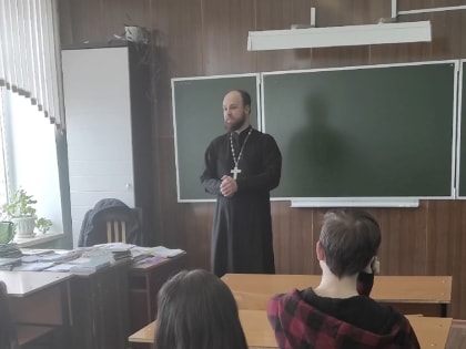 Священник обсудил со студентами Вологодского педагогического колледжа проблему алкоголизма и наркомании