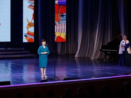 Елена Быкова вручила награды лучшим педагогам  Череповца