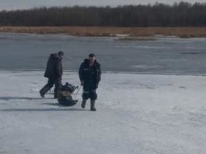Двух рыбаков спасли со льда Колманского озера в Вологодской области