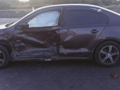 Под Шексной две иномарки не смогли поделить дорогу