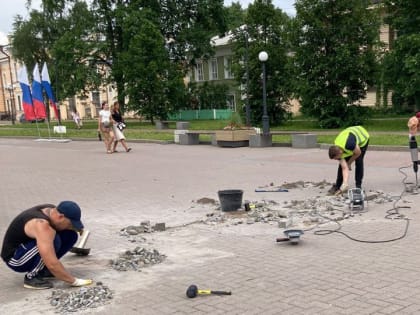 Сотрудники «Зеленстроя» выполняют точечный ремонт брусчатки на Кремлёвской площади