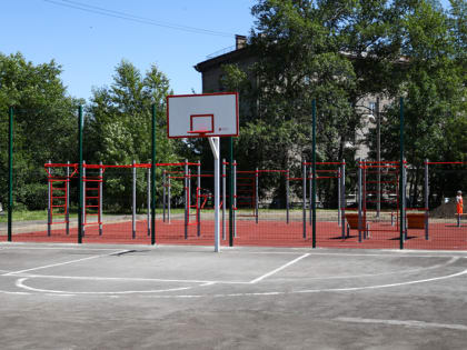 Cергей Добродей проверил ход строительства спортплощадки возле технологического колледжа в Череповце