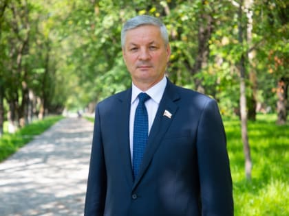 Дорогие ученики и учителя, студенты и преподаватели,  уважаемые родители! Сердечно поздравляю вас с Днём знаний!