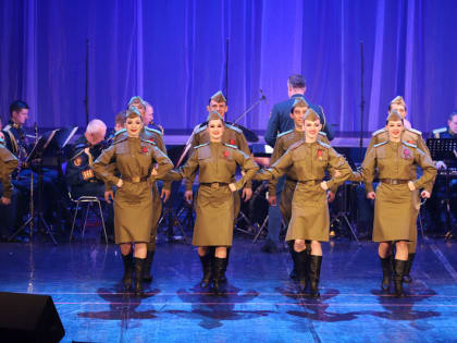 В&nbsp;Череповце в&nbsp;День Победы выступили Дмитрий Дюжев и&nbsp;хор из&nbsp;800 вокалистов