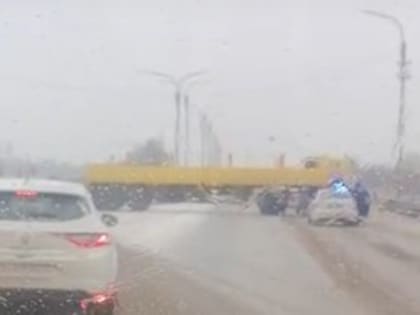 Под Череповцом грузовик во время разворота «зацепил» легковушку