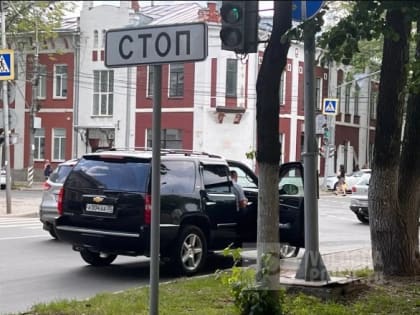 Сегодня в центре Вологды в ДТП попал любимый внедорожник заместителя губернатора области Михаила Глазкова