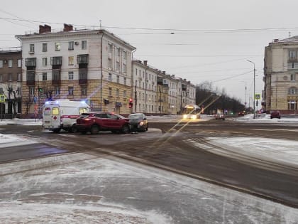 В Череповце в аварии на перекрестке пострадали водитель и пассажир