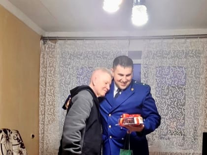 В Череповце сотрудники прокуратуры поздравили ветерана войны с 98-летием