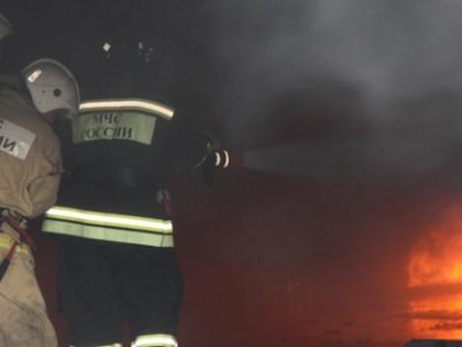 В Вологде ранним утром пламя охватило две иномарки, «Рено» сгорел полностью