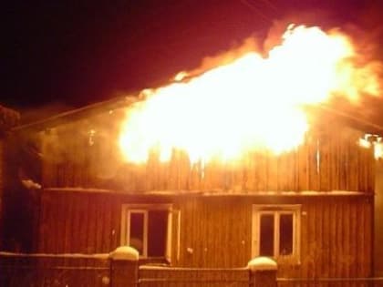 В Вологодской области поздно ночью сгорел жилой дом-дача