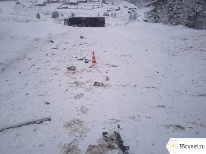 Под Великим Устюгом перевернулся грузовик