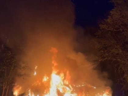 Недалеко от центра Вологды вновь горит деревянная заброшка: пожарные стараются зря
