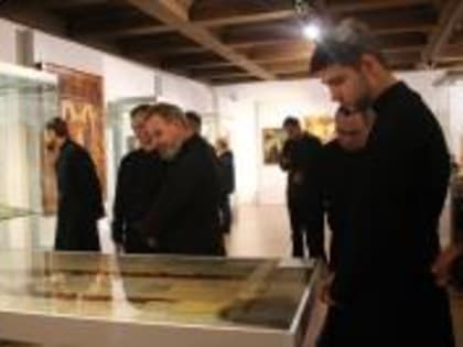 Студенты Вологодской духовной семинарии посетили выставку «В землях Вологодских просиявшие…»
