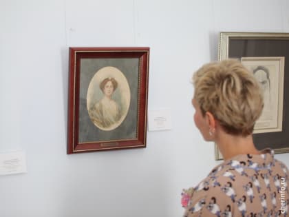 В усадьбе Гальских открылась уникальная выставка женских портретов разных эпох