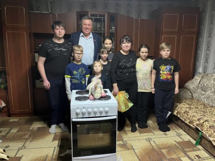 Новую электроплиту подарили вологжане многодетной семье из Вологодского округа