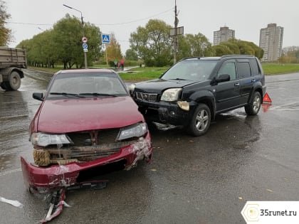 Четырехлетнюю девочку госпитализировали после аварии в Череповце