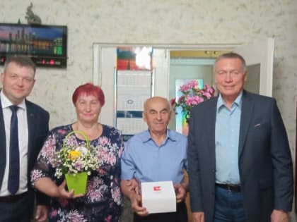 В преддверии Дня семьи, любви и верности депутат Законодательного Собрания области Виктор Леухин поздравил супружеские пары города Вологды  с изумрудной свадьбой