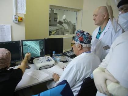 Врачи Регионального сердечно-сосудистого центра провели уникальную комбинированную операцию пациентке с инсультом