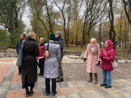 Установку скамеек и фонарных столбов завершают в парке Ветеранов в Вологде