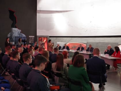 В Кировске прошло первое в истории заседание Дискуссионного клуба Молодежных парламентов Ленинградской и Вологодской областей