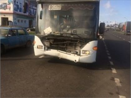 В Череповце рейсовый автобус таранил легковушку