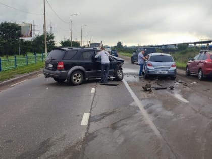 В Череповце машина с неисправным рулевым управлением столкнулась со встречной