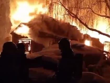 В Великом Устюге горит одно из зданий Судоремонтного завода