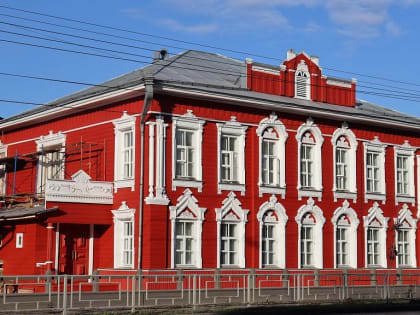 Завершается покраска фасадов здания музея «Литература. Искусство. Век XX» в Вологде