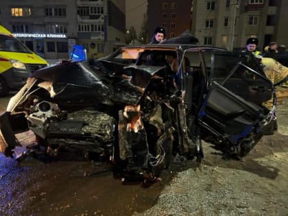 Спасатели вырезали 37-летнего водителя из ВАЗа после лобового столкновения