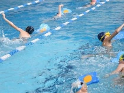 Бесплатные тренировки по плаванию продолжатся для  школьников Вологды