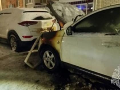 На парковке в Череповце горели две иномарки