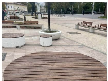 Вологжане ломают новые скамейки у фонтана