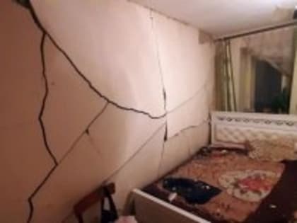 Зажженная свеча повредила стены в квартире