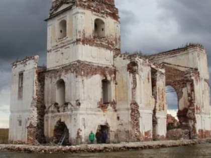 Неизвестные разворовывают стройматериалы, собранные для восстановления знаменитого храма из "Калины Красной"