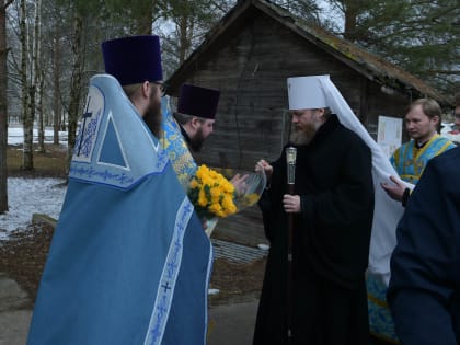 В праздник Похвалы Пресвятой Богородицы митрополит Савва совершил Литургию в храме в честь иконы Божией Матери «Семистрельная» поселка Ермаково