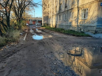 Жительница одного из домов по улице Рабочая в Вологде пожаловалась Роману Заварину на разбитый транспортом коммунальщиков участок придомовой территории