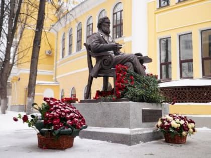Памятник К.Д. Ушинскому установили возле здания МПГУ в честь 200-летия великого педагога