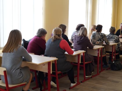 Родители воспитанников центра «Синергия» обсудили со священником актуальные вопросы нравственного богословия