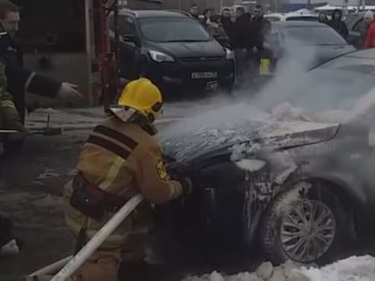 В Череповце загорелся автомобиль рядом с торговым центром в ЗШК