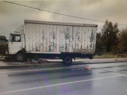 В Череповце на Северном шоссе водитель МАЗа сбил светофор