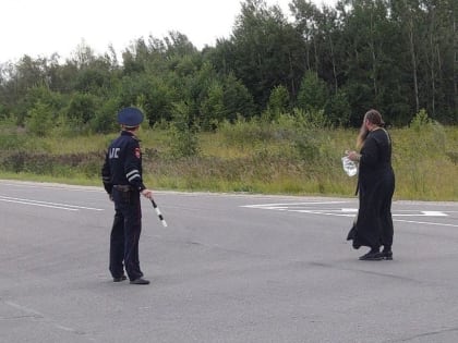 В Кирилловском районе сотрудники ГИБДД попросили священника освятить аварийные дороги