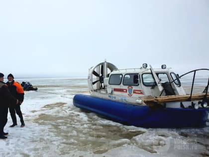 В Вологодской области спасателям пришлось «спасать» затонувший снегоход рыбака-нарушителя