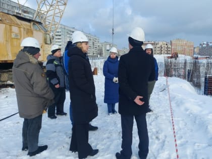 Общественная комиссия посетила стройплощадку новой поликлиники в Зашекснинском районе