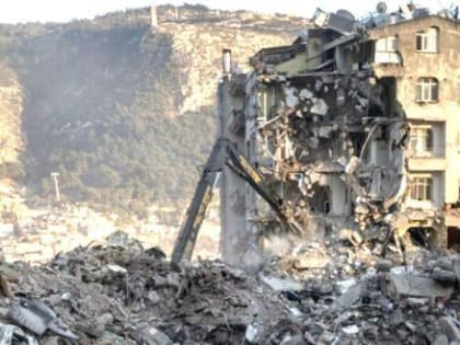 Число жертв землетрясения в Турции увеличилось до 43,5 тыс. человек