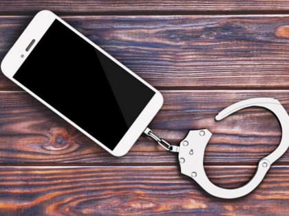 В Череповце работник фирмы украл телефон коллеги, пока ее не было