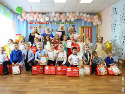 В Череповце будущим первоклассникам начали вручать школьные наборы