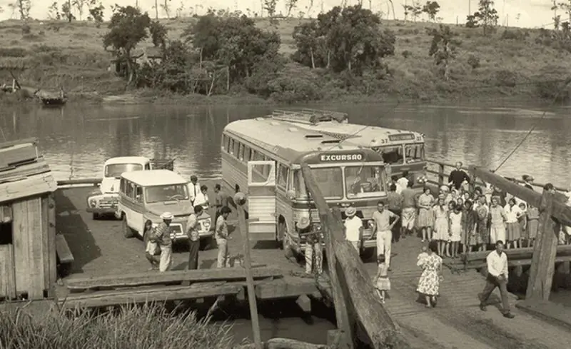 A balsa sobre o Rio Ivaí