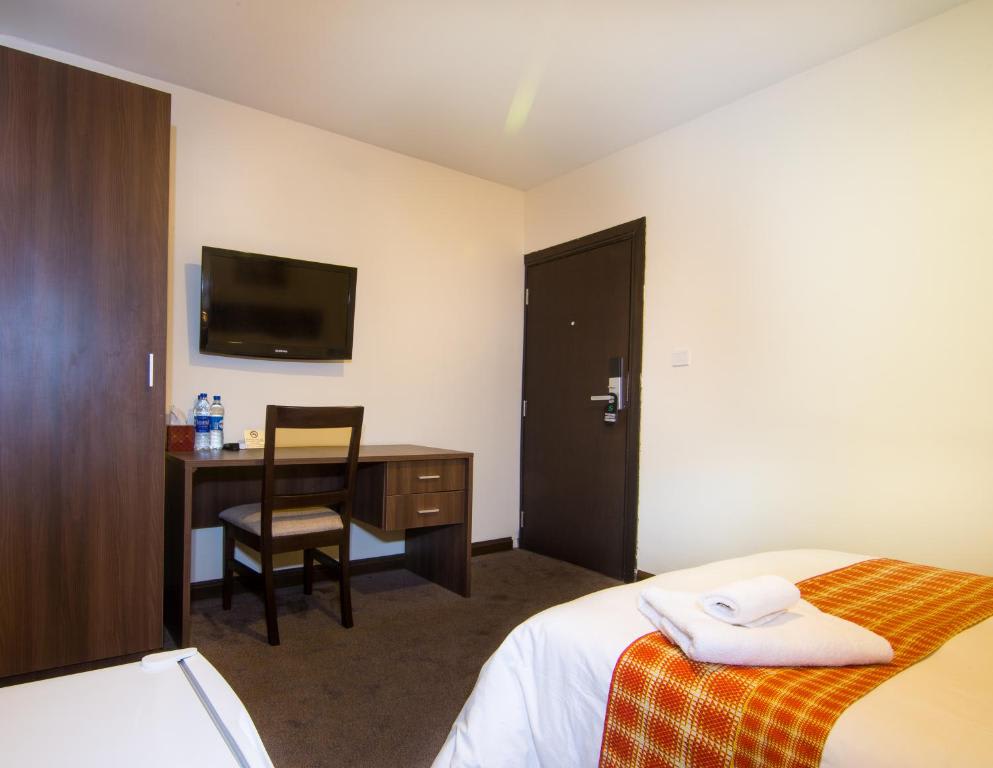 Queen Room 1