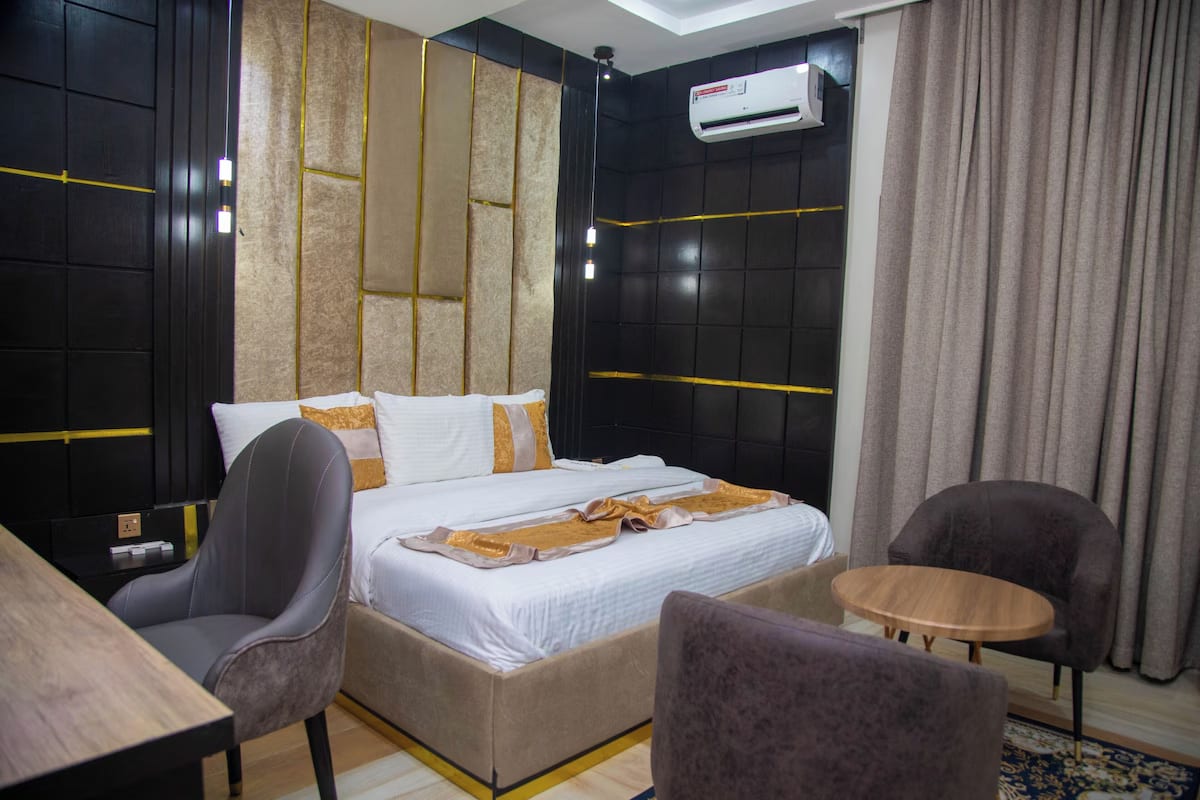 Business Suite 1